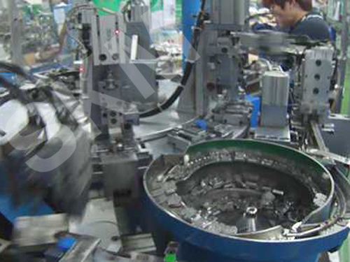 電腦連接器自動機